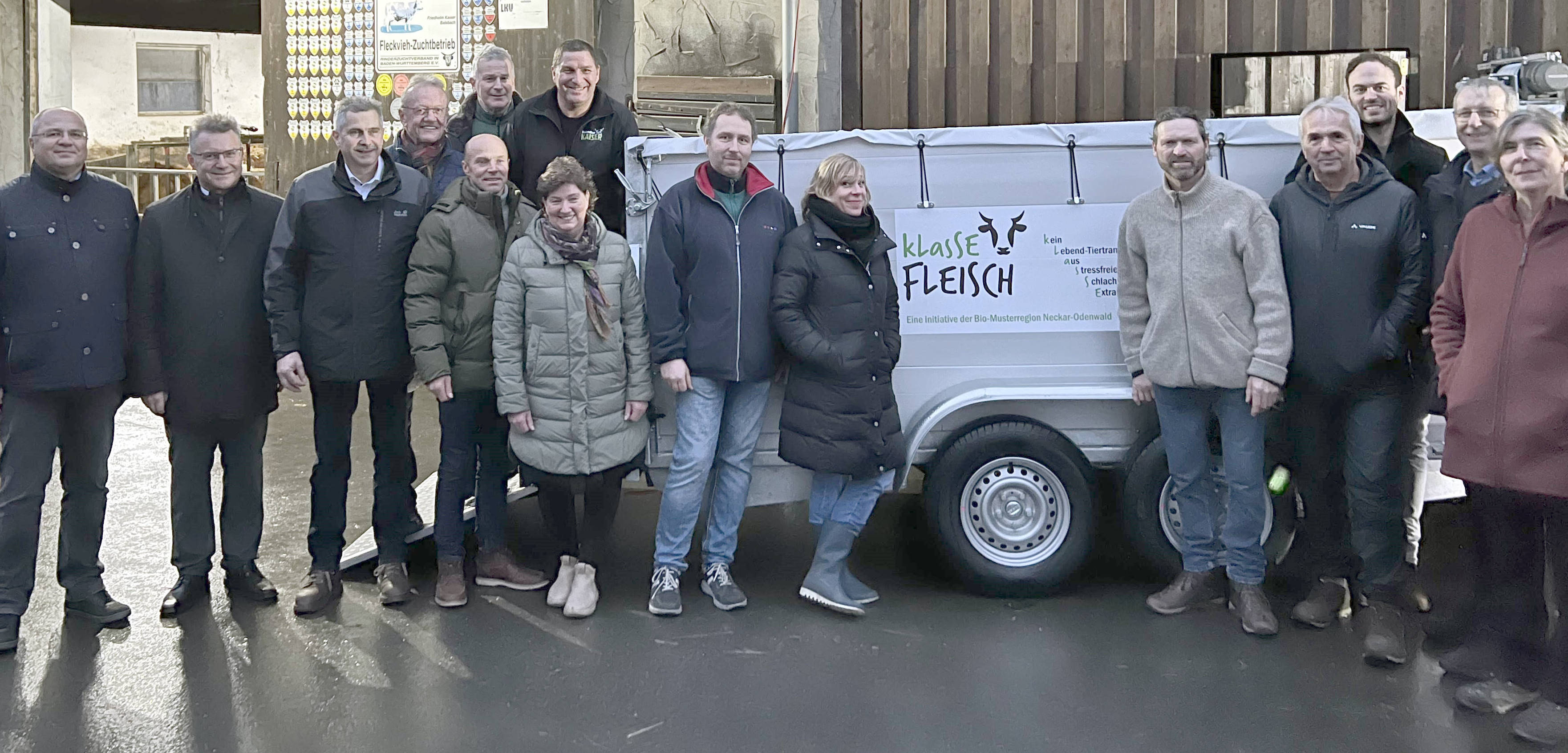 Die sieben Landwirte von kLasSE Fleisch mit Gästen