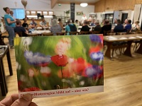 Landwirte sitzen beim Stammtisch über Werte und Normen