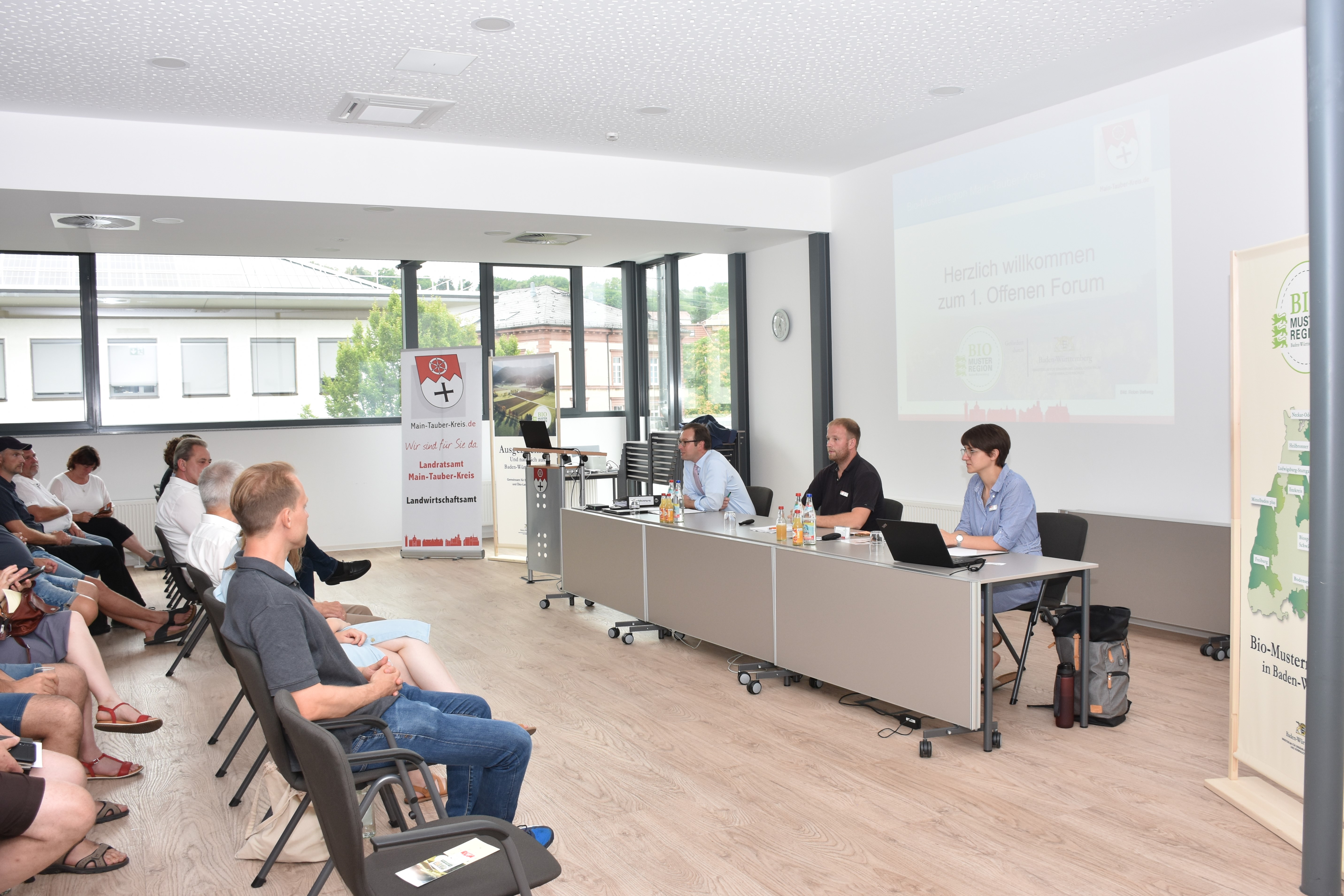 Erster Landesbeamter Florian Busch (links) begrüßte die Besucherinnen und Besucher des ersten Offenen Forums der Bio-Musterregion. Stefan Fiedler (Mitte), Regionalmanager der Bio-Musterregion Main-Tauber-Kreis, gab spannende Einblicke in seine tägliche Arbeit. Die Leiterin des Landwirtschaftsamtes, Jennifer Düchs, freute sich über zahlreiche Interessierte. Foto: Landratsamt Main-Tauber-Kreis