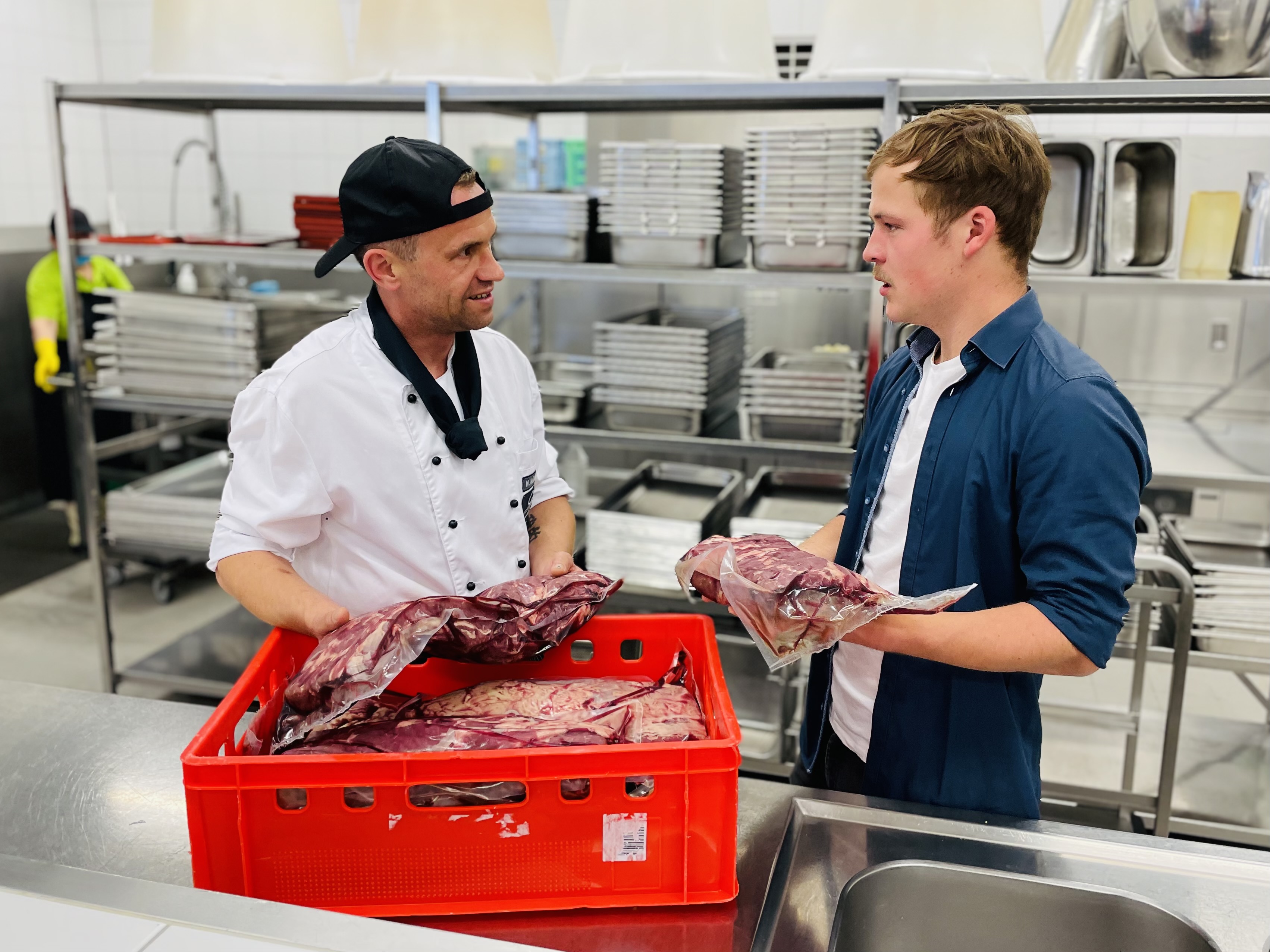 Koch und Landwirt mit Fleisch