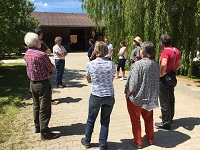 Landwirte lauschen im Kreis